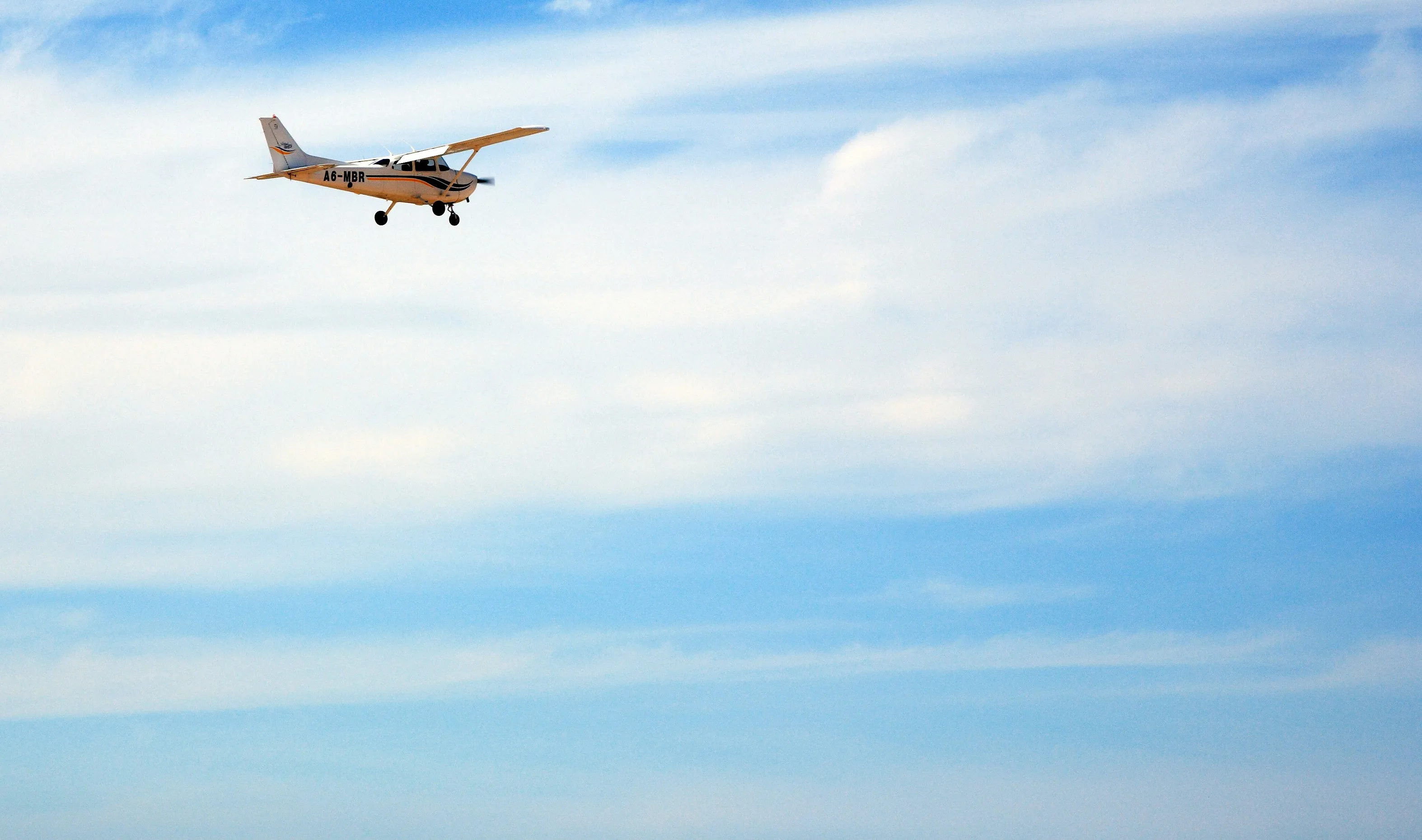 Echo Aviation student pulling plane out of hangar