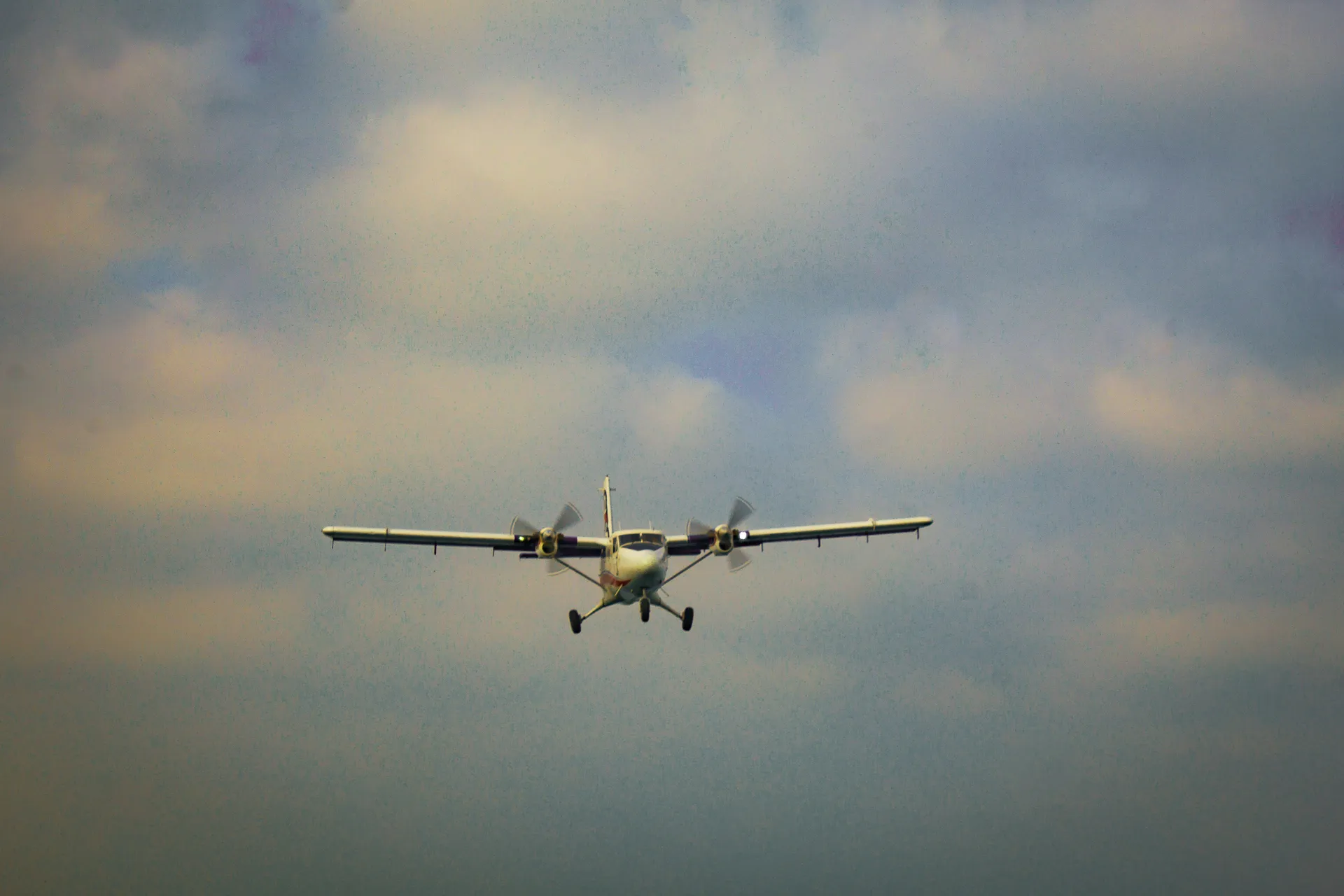 Echo Aviation student and instructor walking out to a multi-engine aircraft