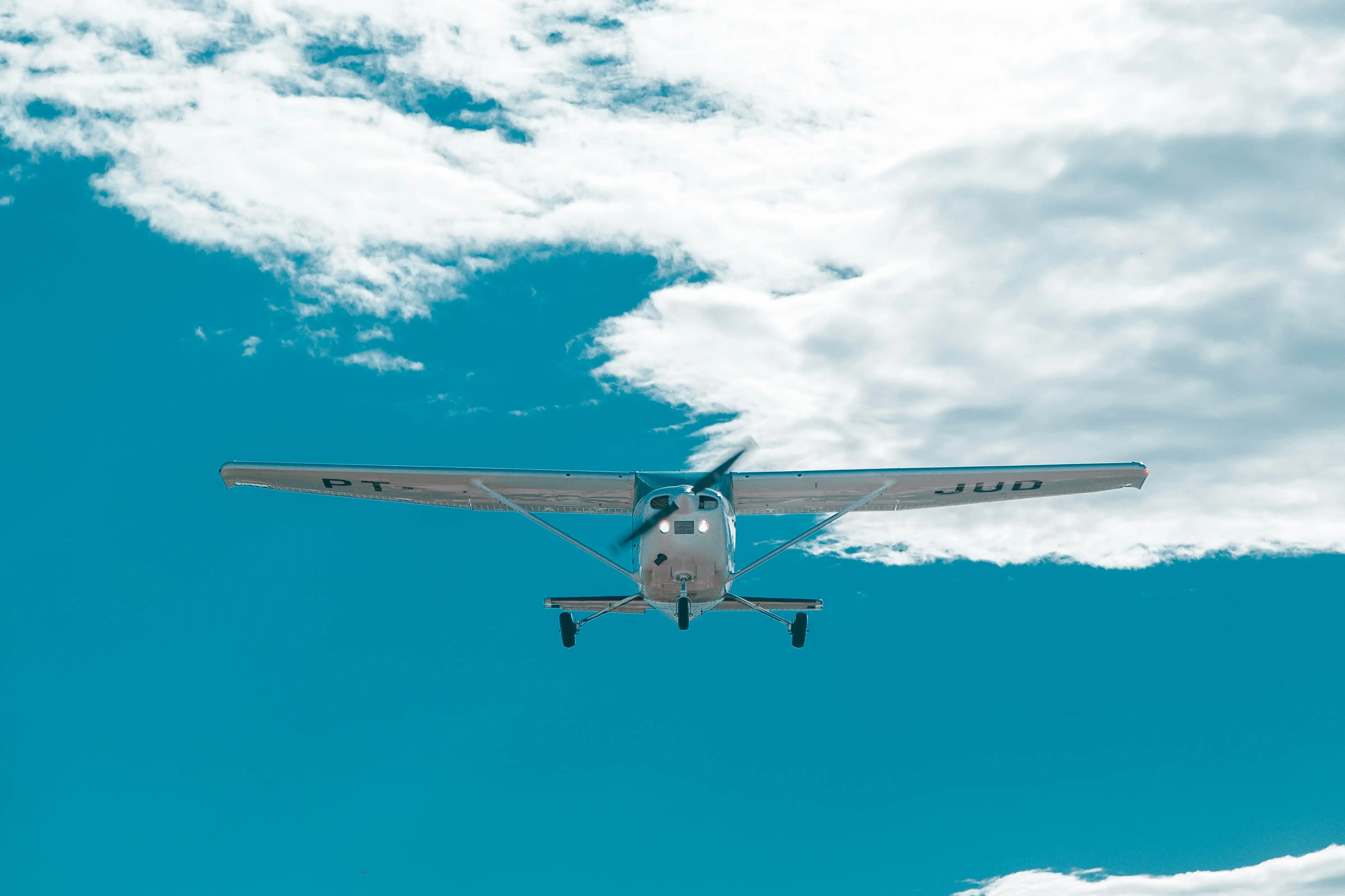 Echo Aviation aircraft during flight training. Accelerated, independent flight instruction in Akron, Fort Myers, and more.